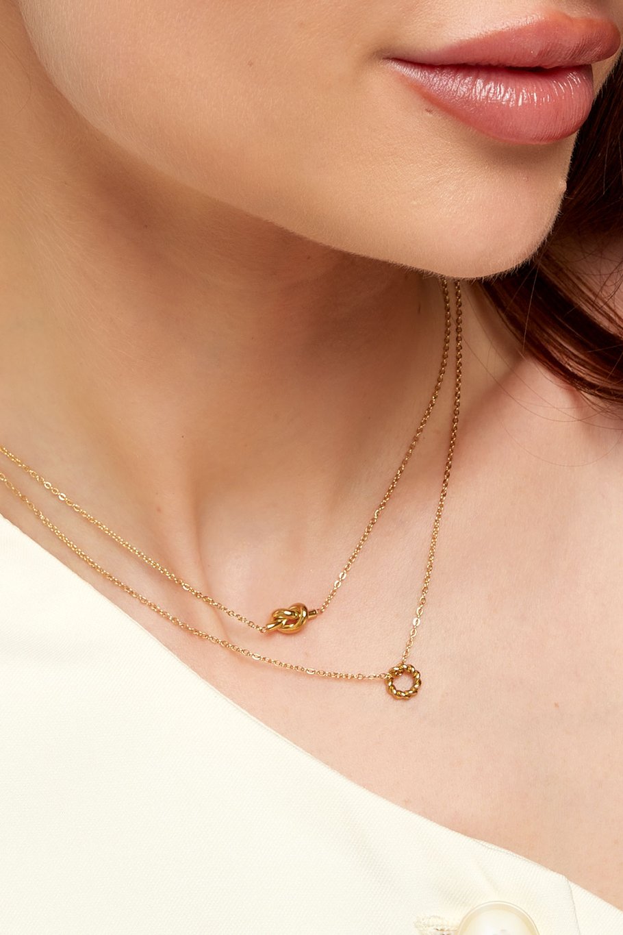 Collana semplice con ciondolo annodato - Colore oro Immagine3
